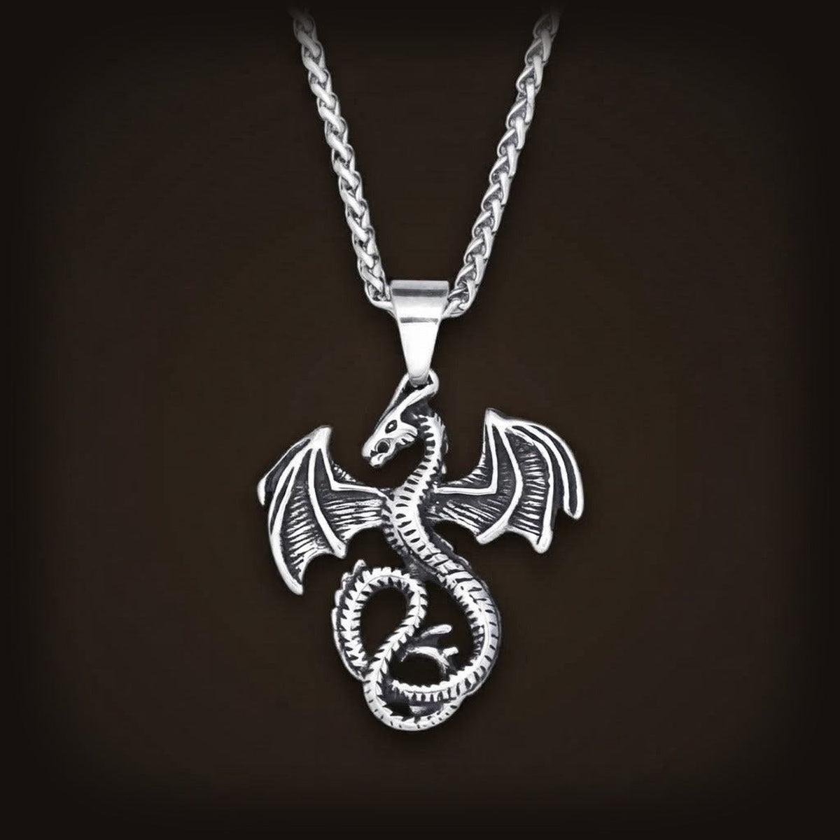 Pendentif dragon ailé en acier inoxydable, ailes déployées et queue enroulée en spirale, avec sa chaîne