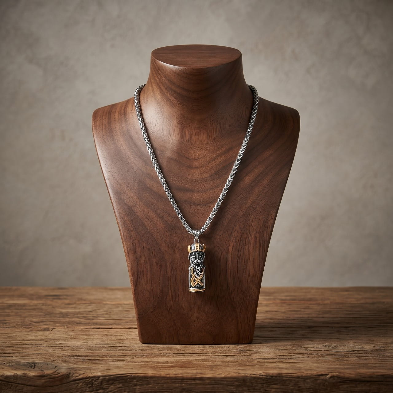 Collier pendentif cylindrique en acier au buste de guerrier viking barbu casqué, entrelacs dorés, sur buste en bois