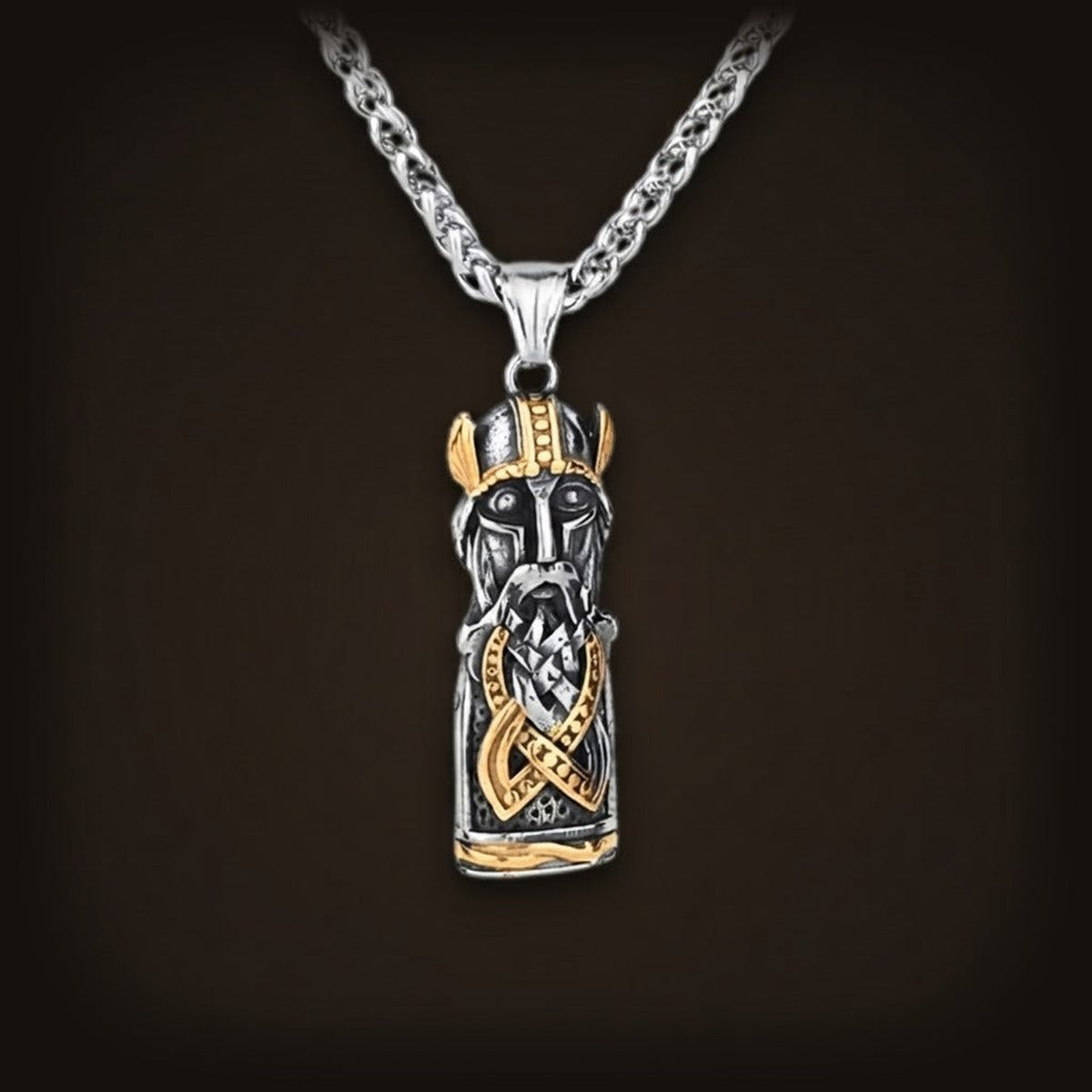 Pendentif cylindre viking en acier et doré, guerrier barbu au casque cornu et entrelacs, sur sa chaîne tressée