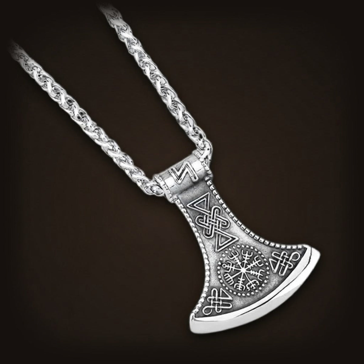 Pendentif hache viking en acier, Vegvísir central entouré de nœuds celtiques et de runes, sur sa chaîne tressée