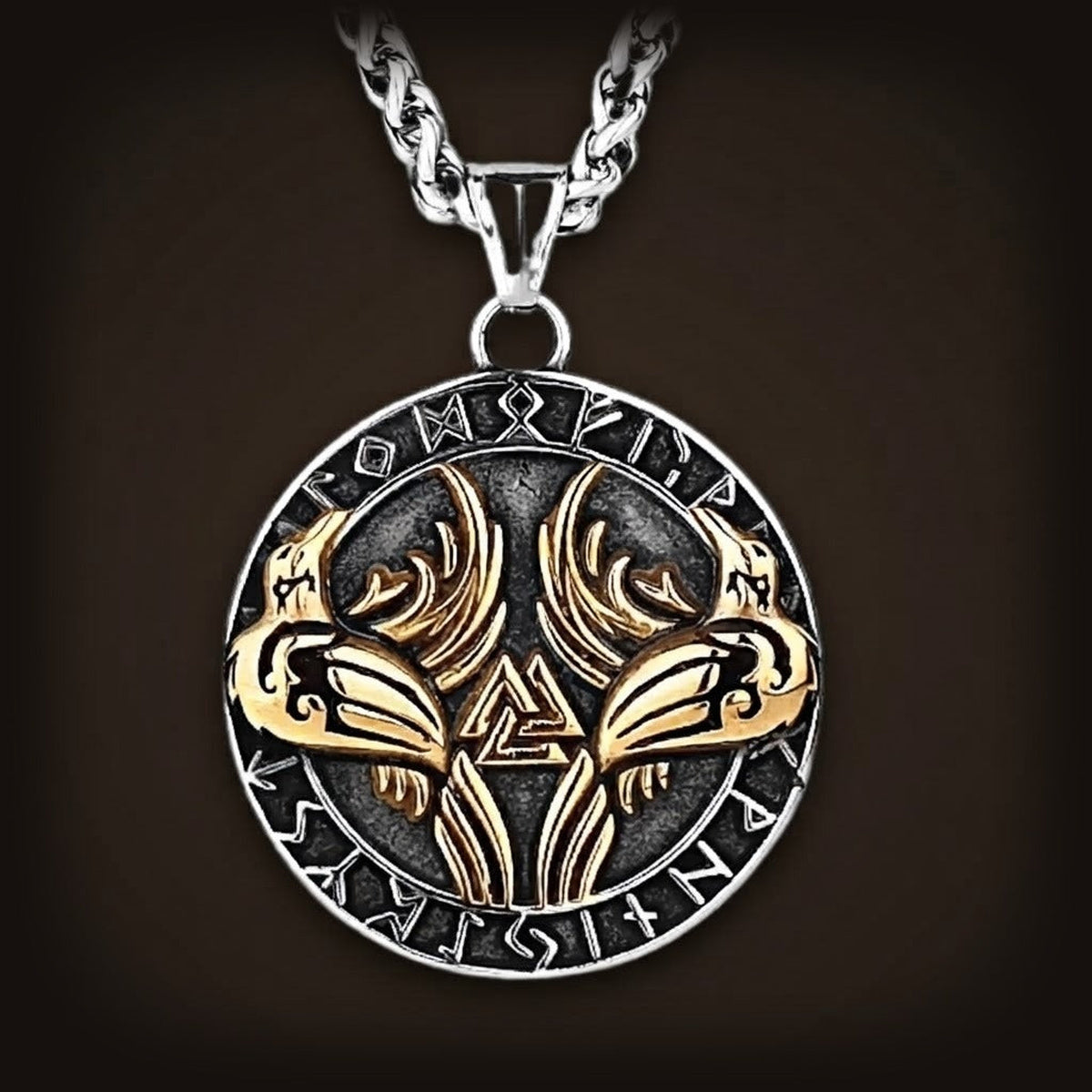 Médaillon corbeaux d'Odin et Valknut, version dorée, sur sa chaîne tressée en acier