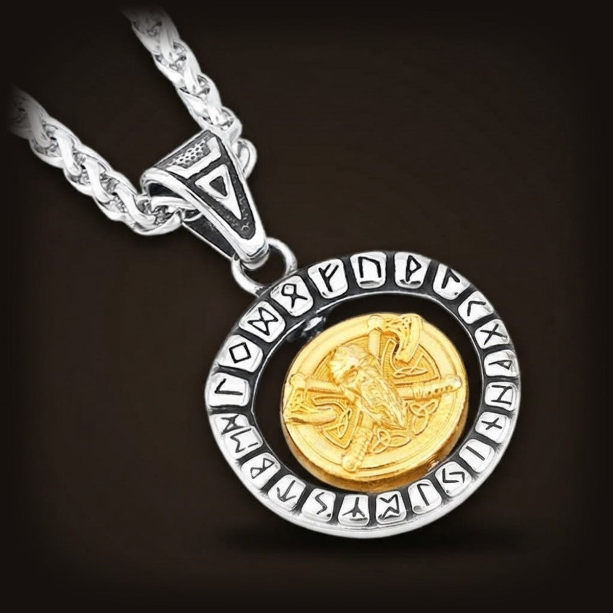 Médaillon rotatif en acier, cercle de runes autour d'un disque doré à tête de guerrier viking sur haches croisées, sur sa chaîne tressée
