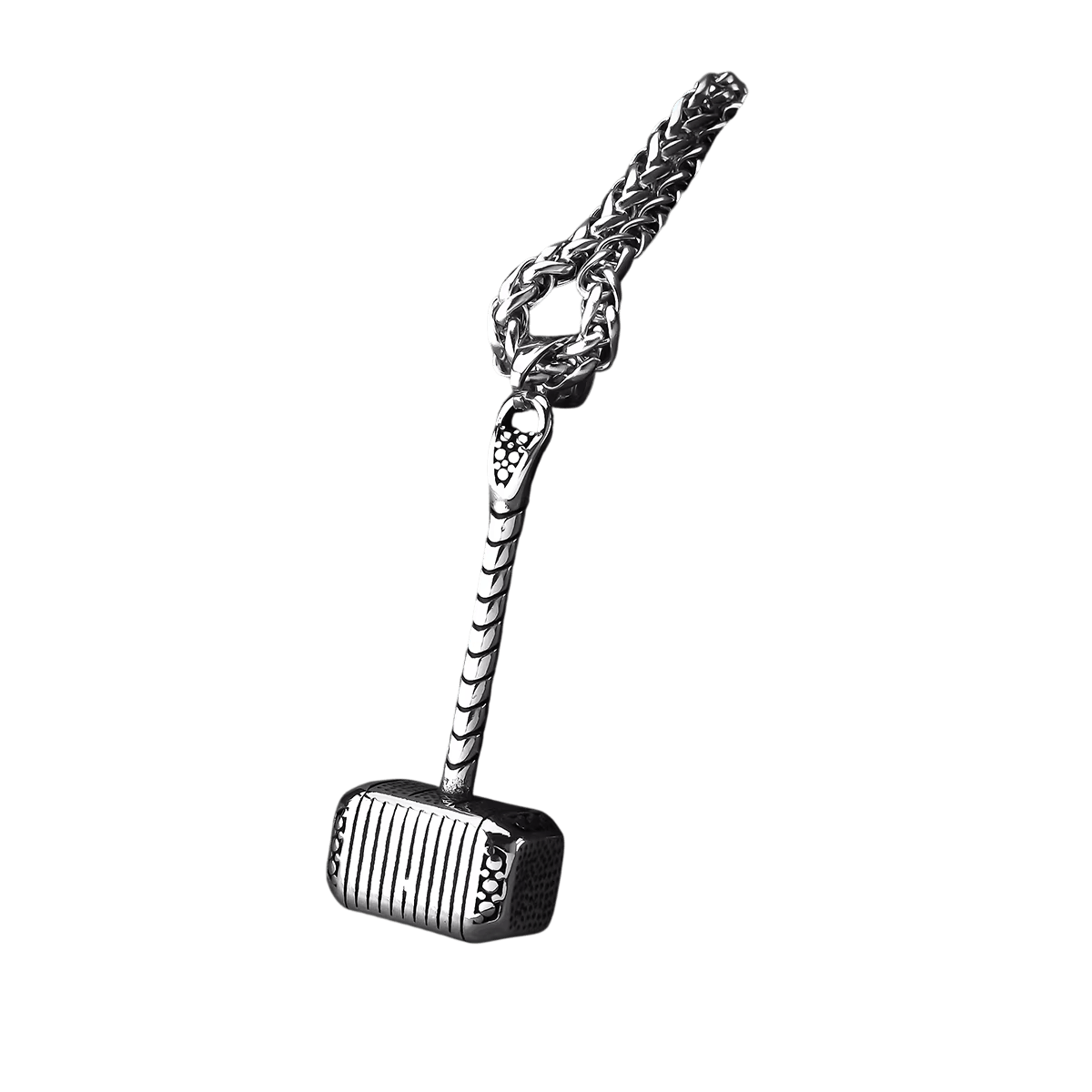 Pendentif Mjölnir en acier inoxydable, manche strié et tête gravée de motifs, avec le début de sa chaîne maille tressée, sur fond blanc