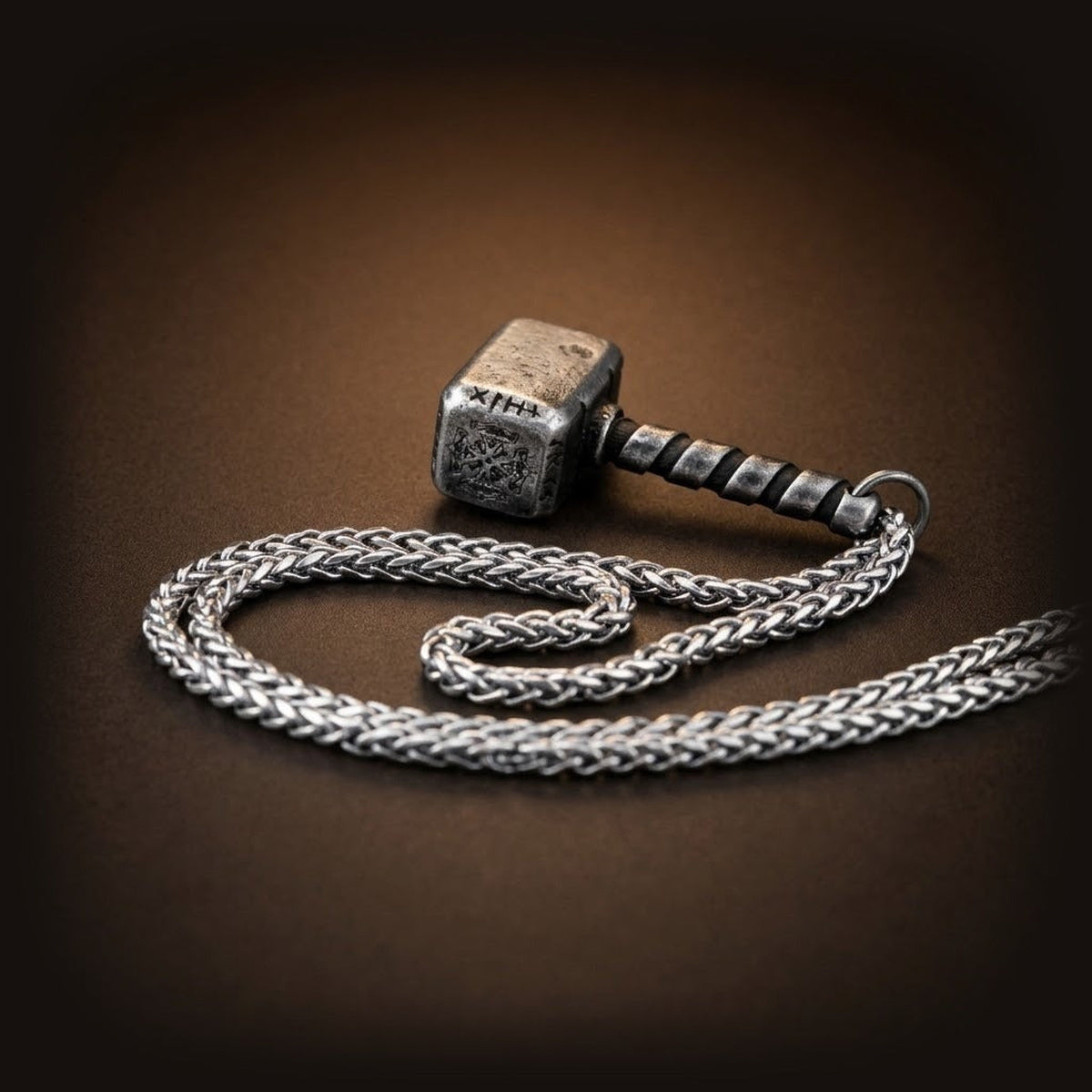 Collier viking pendentif Mjölnir en acier vieilli gravé de runes, sur chaîne en maille palmier
