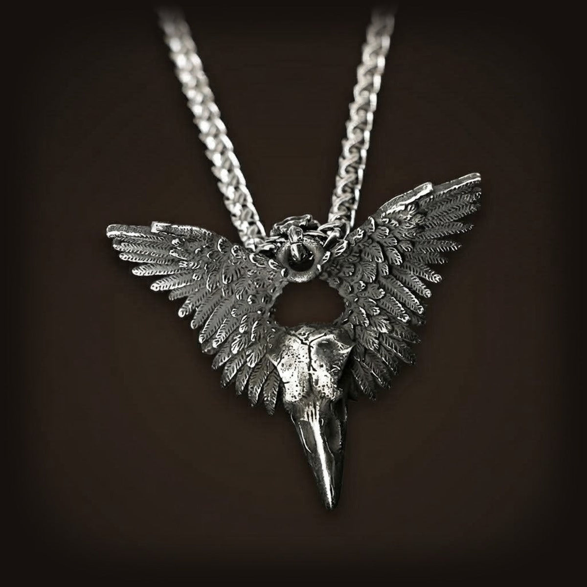 Collier viking pour homme avec pendentif crâne de corbeau et grandes ailes déployées en acier inoxydable antique.