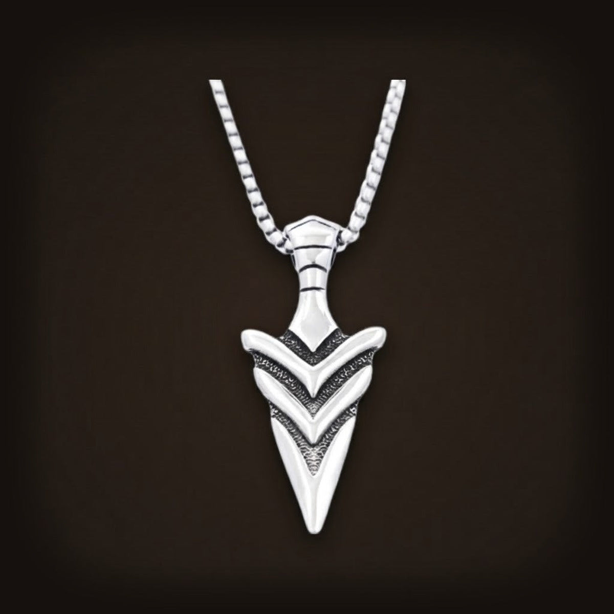Collier viking pendentif fleche en acier inoxydable.