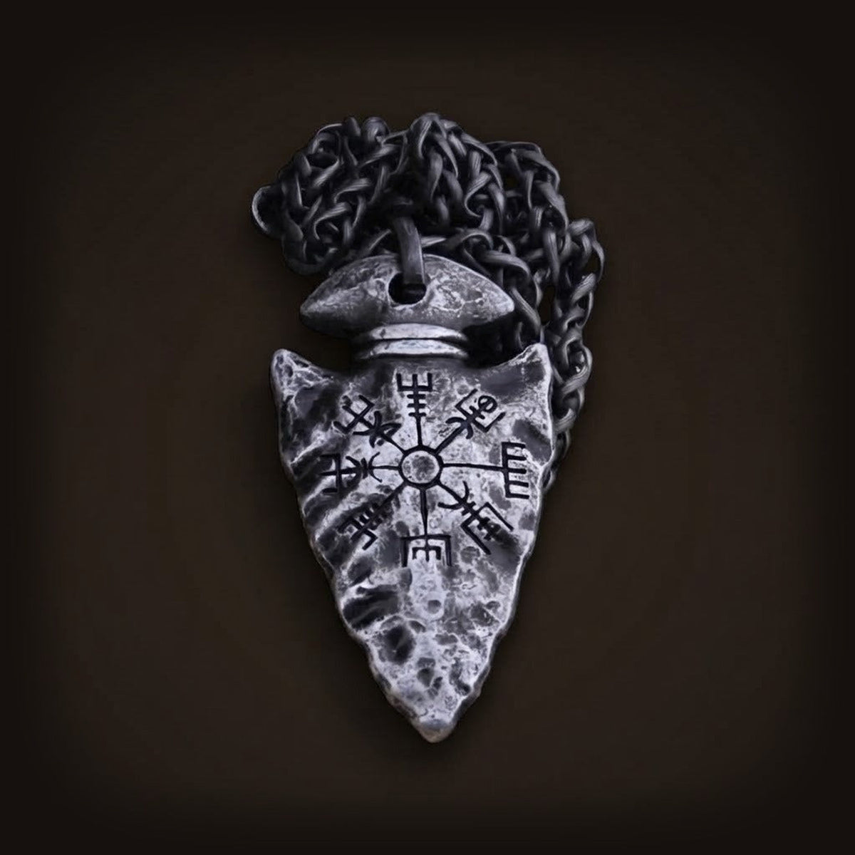 Collier viking pour homme avec pendentif pointe de flèche gravée de la boussole Vegvísir en acier inoxydable antique.