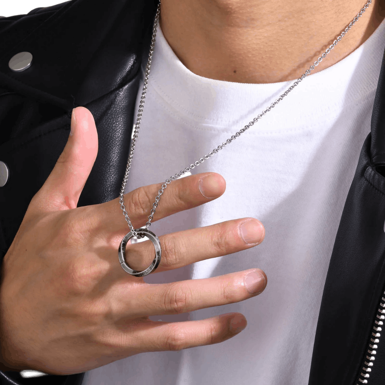 Collier viking Mobius argente porte - vue de detail bijou viking