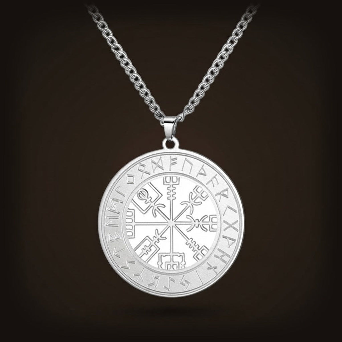 Collier viking à médaillon rond plat gravé du Vegvísir et cerclé de runes du Futhark, en acier inoxydable argenté