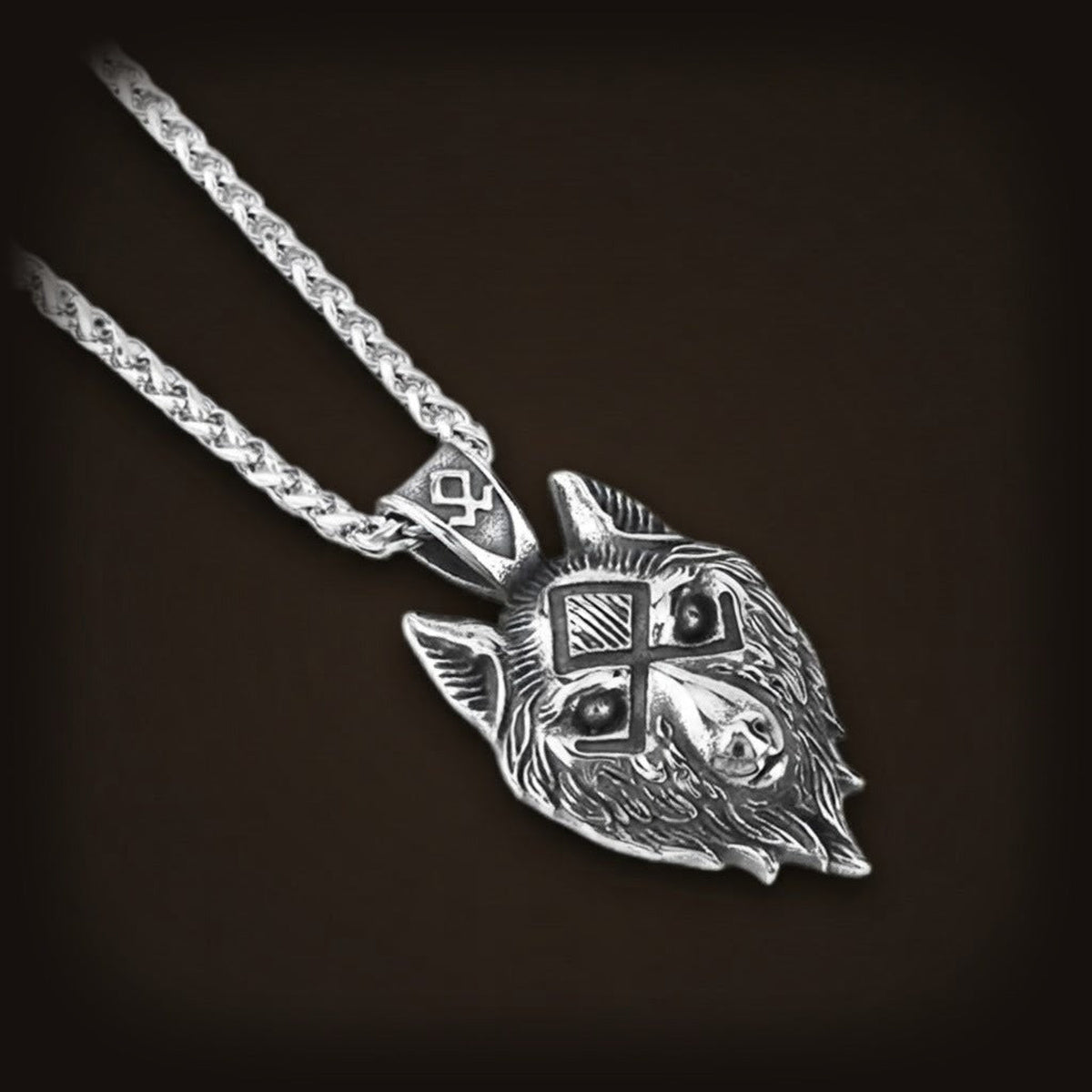 Petit pendentif tête de loup en acier inoxydable, oreilles dressées et entrelacs, sur sa chaîne tressée