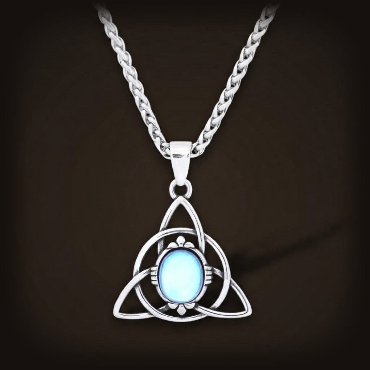 Pendentif triquetra en acier inoxydable serti d'une opaline ovale aux reflets bleus, avec sa chaîne
