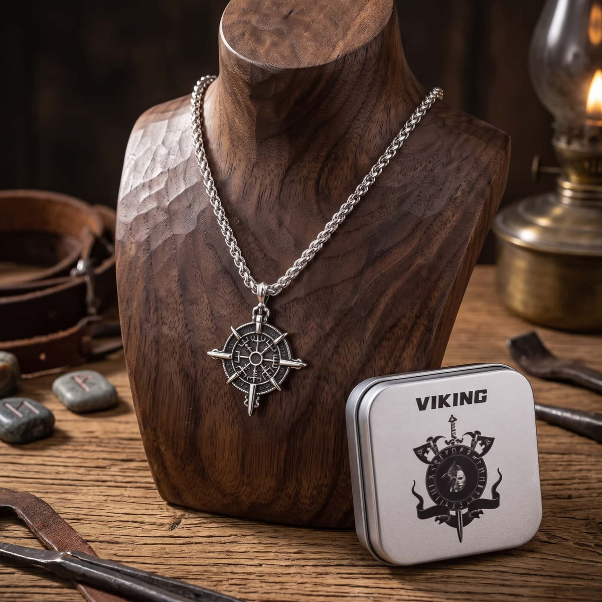 Collier Viking Vegvísir : Acier 316L et Boîte Métal, pendentif présenté sur un buste de bois