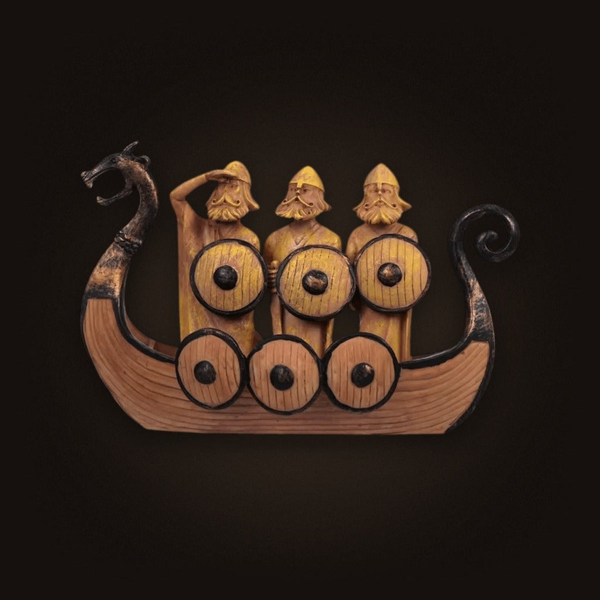 Drakkar viking décoratif de 20 cm : coque brun ocre, proue en tête de dragon, poupe en volute et six boucliers ronds.