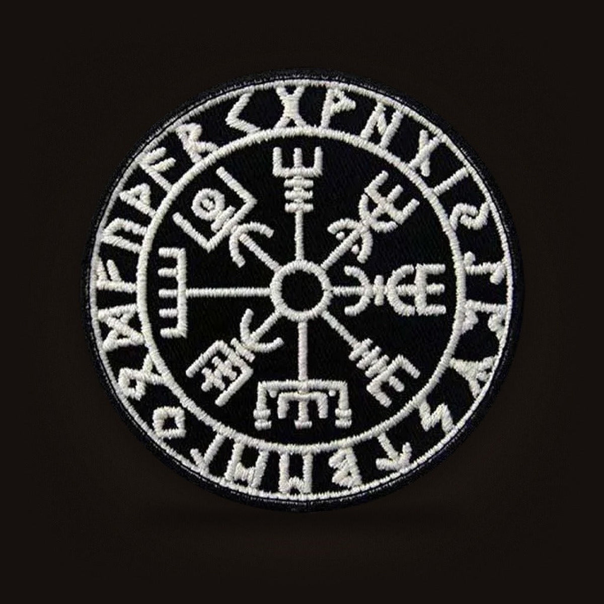 Écusson viking brodé, Vegvísir blanc cerclé de runes sur fond noir, 8 cm