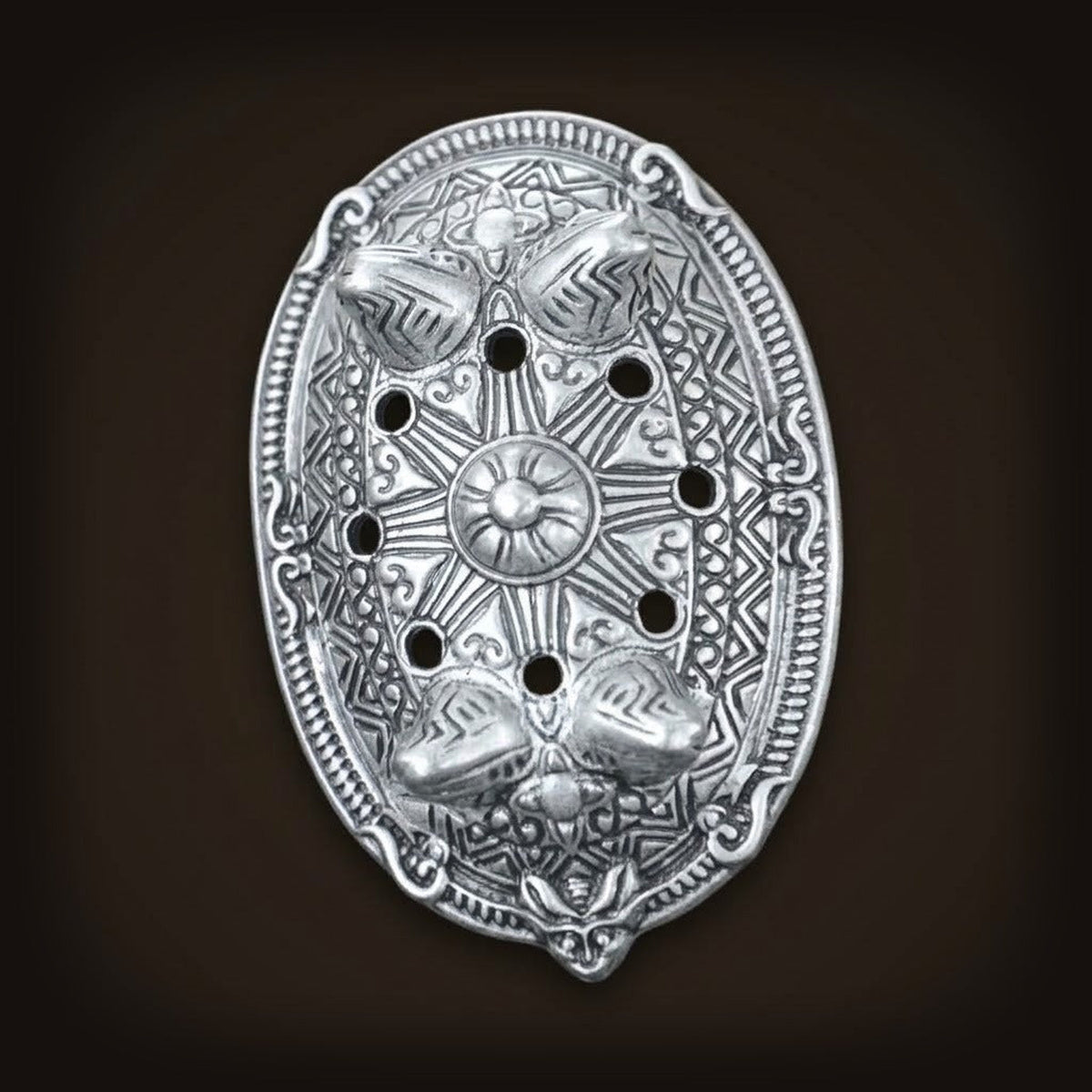 Fibule viking ovale bombée, alliage argent vieilli, rosace centrale et quatre têtes de bêtes en relief
