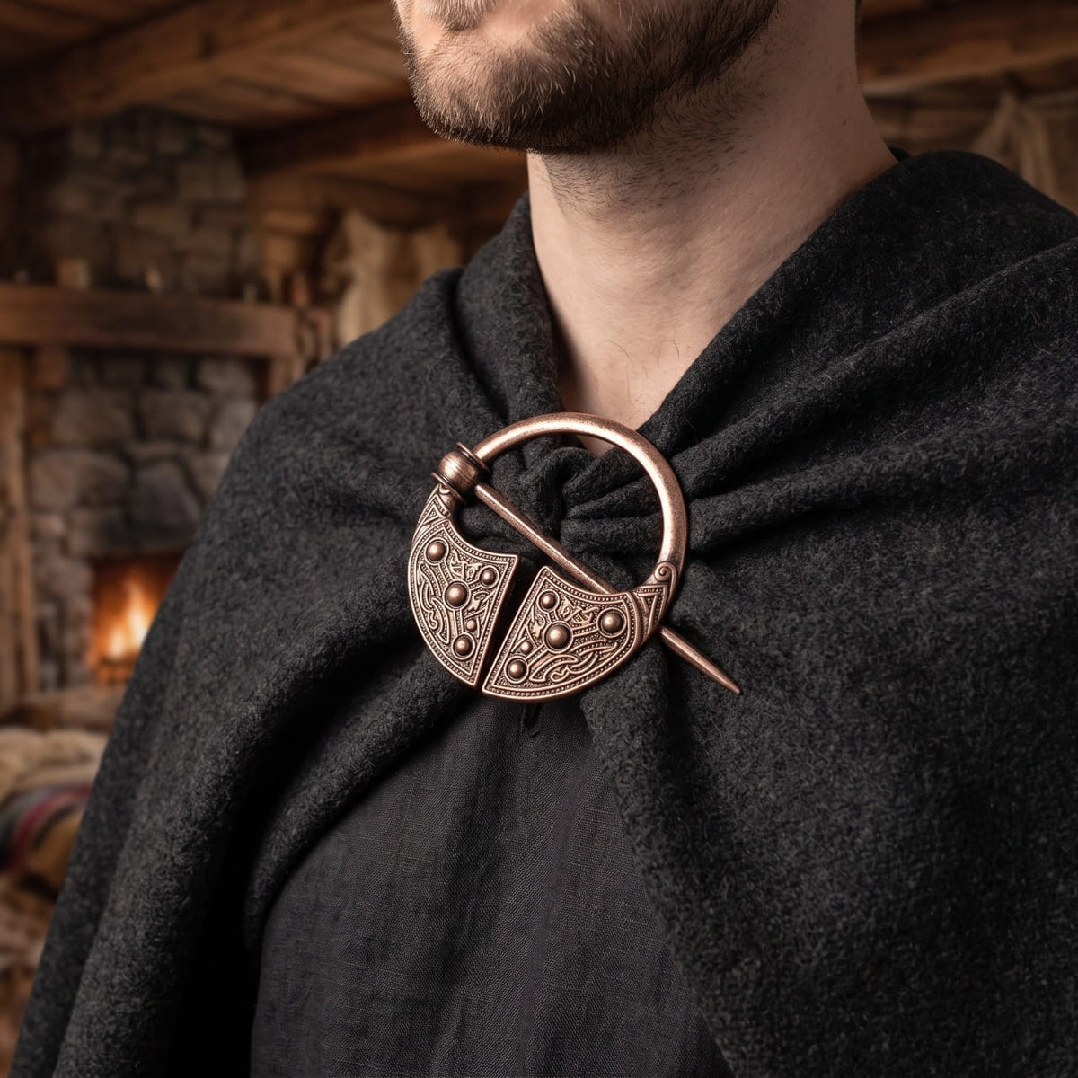 Fibule Viking Pénannulaire Irlandaise en Bronze, porté