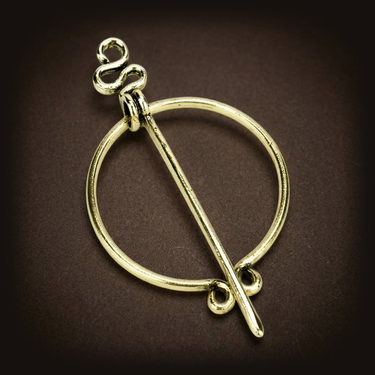 Fibule viking pénannulaire, anneau lisse à terminaisons en spirale, finition bronze