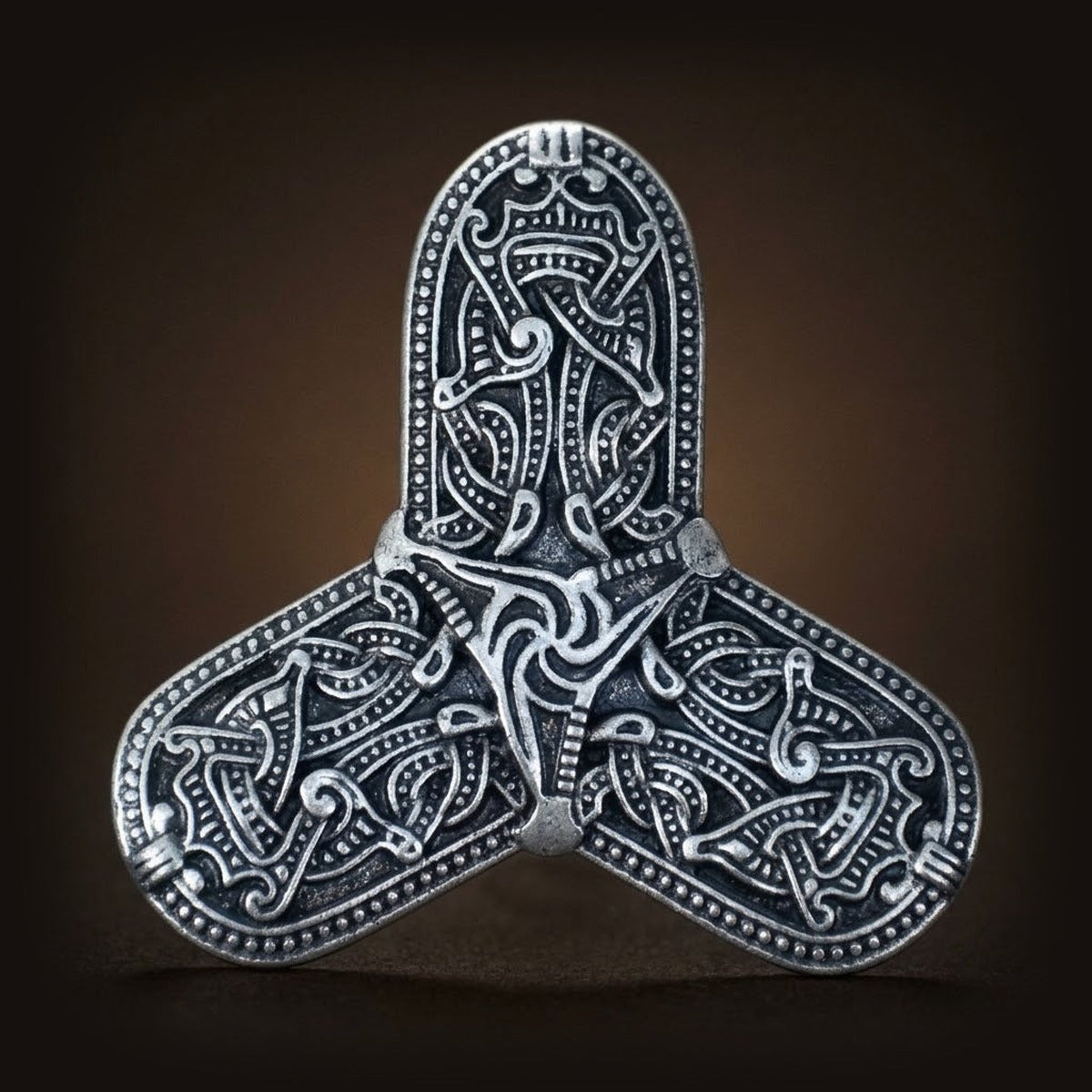 Fibule viking trilobée, alliage argent vieilli, entrelacs en relief sur fond noirci
