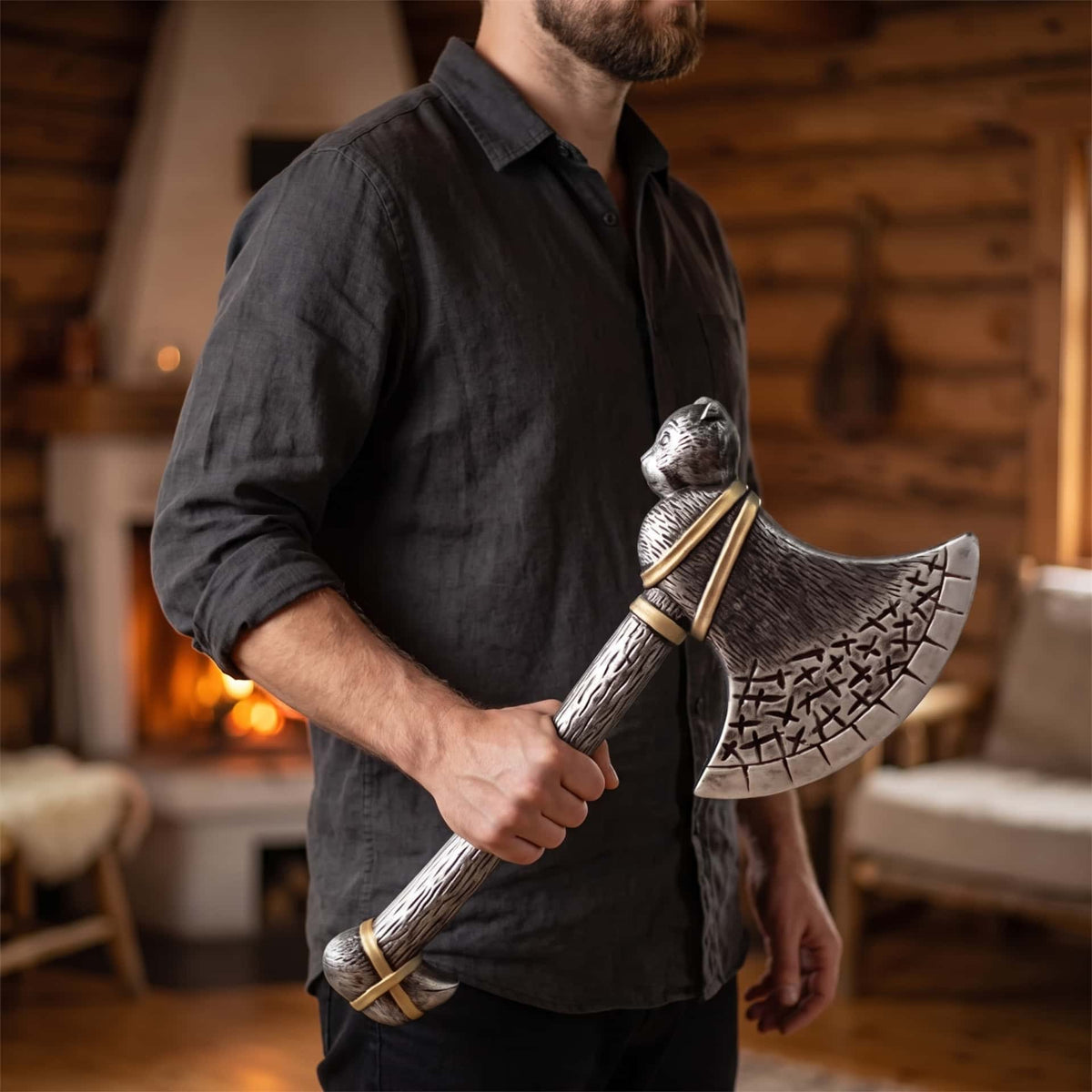 Hache Viking Tête de Loup : Lame Runique, 50 cm, réplique en mousse tenue en main devant une cheminée
