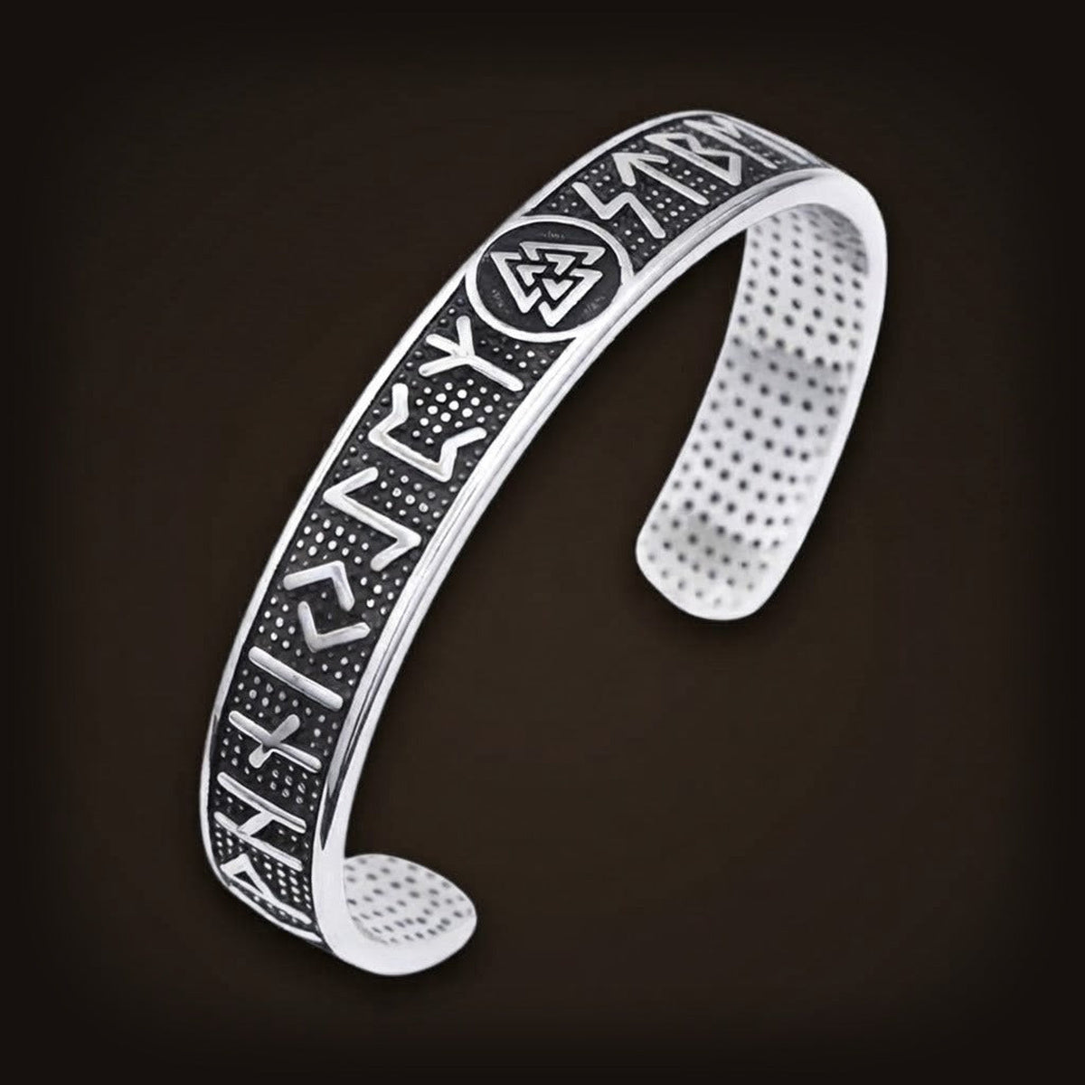 Jonc viking ouvert en acier, runes gravées encadrant un Valknut