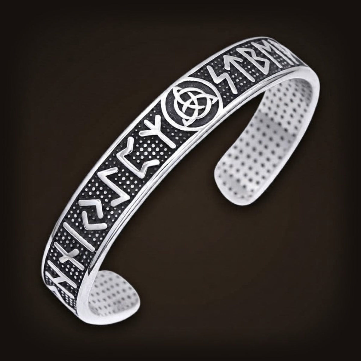 Jonc viking ouvert en acier, runes gravées encadrant une triquetra
