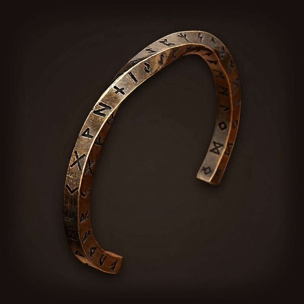 Bracelet viking de type jonc en acier inoxydable couleur bronze antique avec les 24 runes du Vieux Futhark gravées sur la surface.
