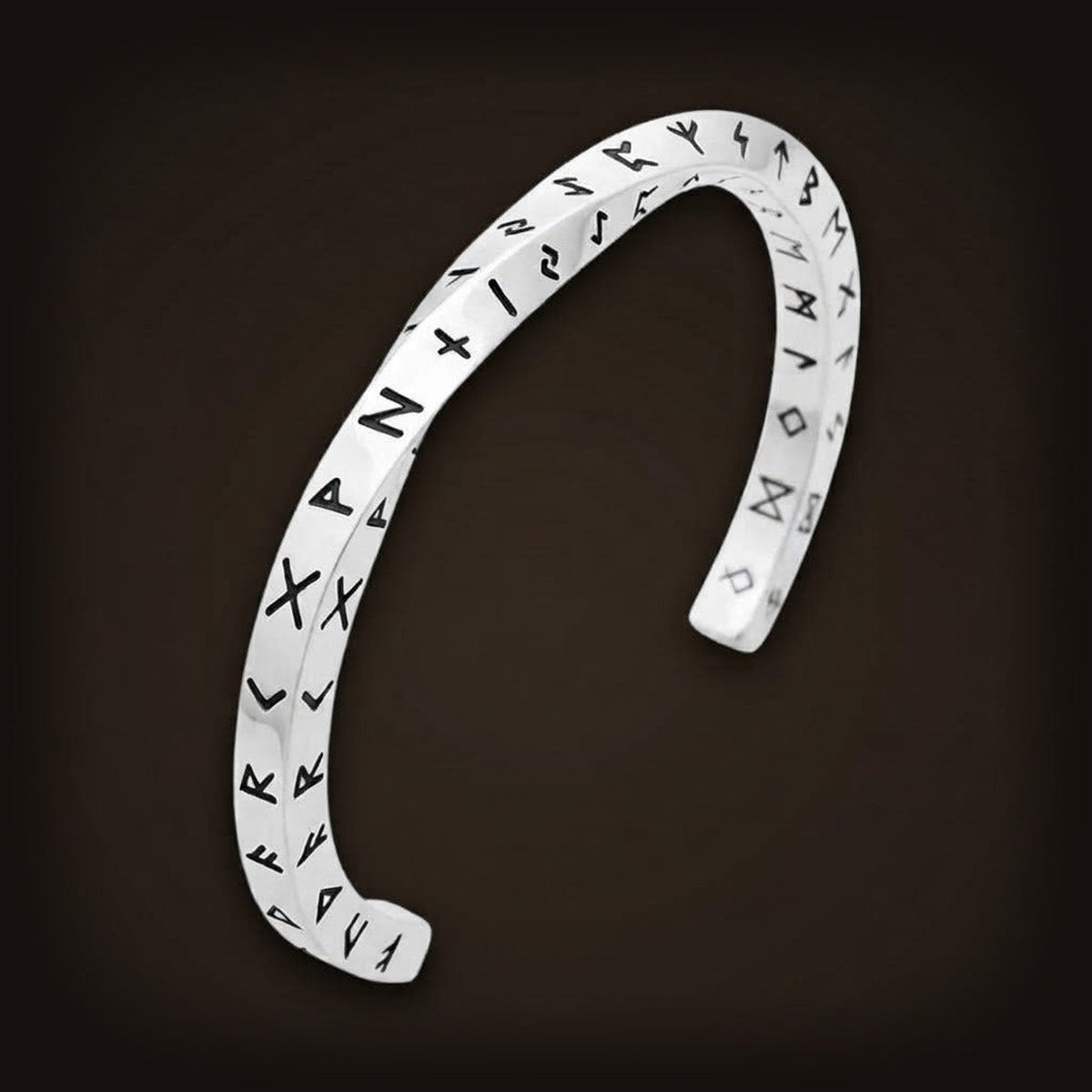 Bracelet viking de type jonc en acier inoxydable poli brillant avec les 24 runes du Vieux Futhark gravées en noir sur la surface.