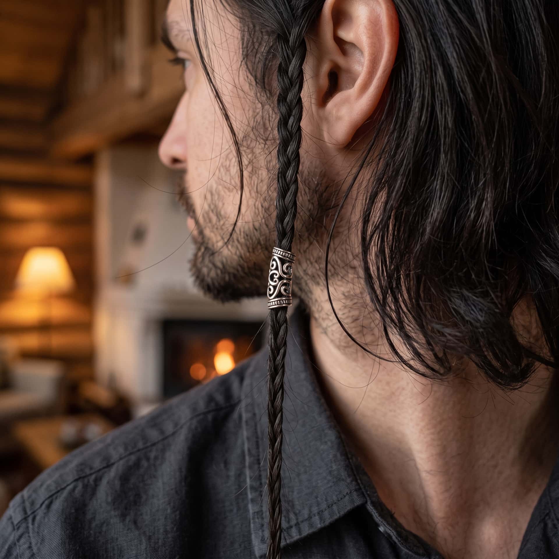 Tube de tresse viking ajouré à finition argent vieilli, porté sur une fine tresse de cheveux