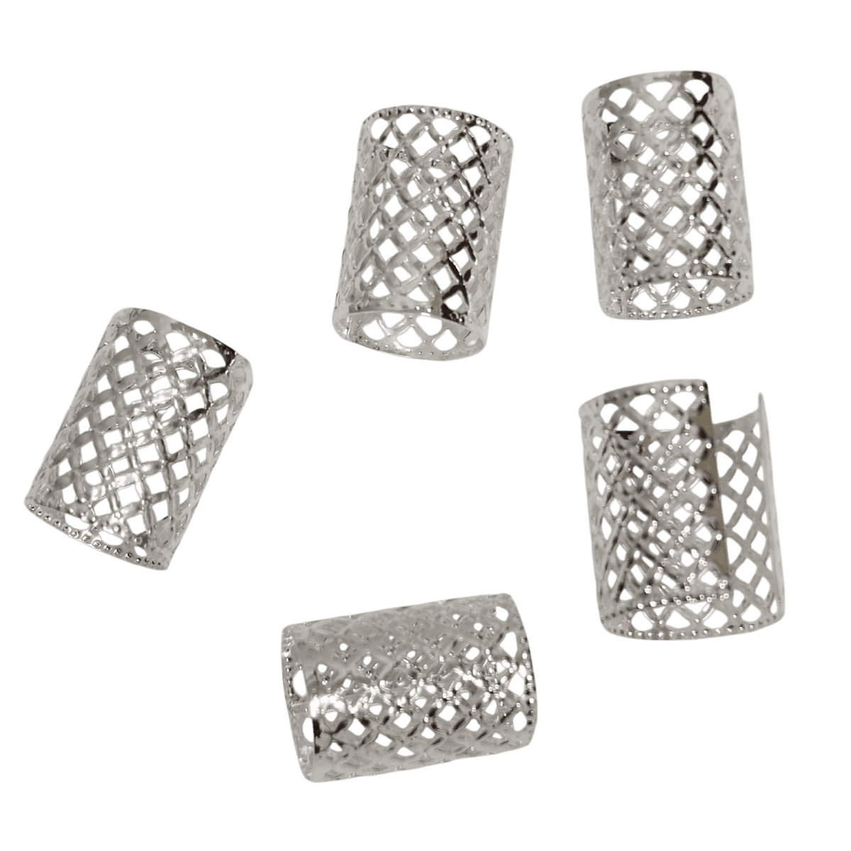 Lot de manchons de tresse fendus en treillis losangé argenté, dont un montré ouvert, sur fond blanc
