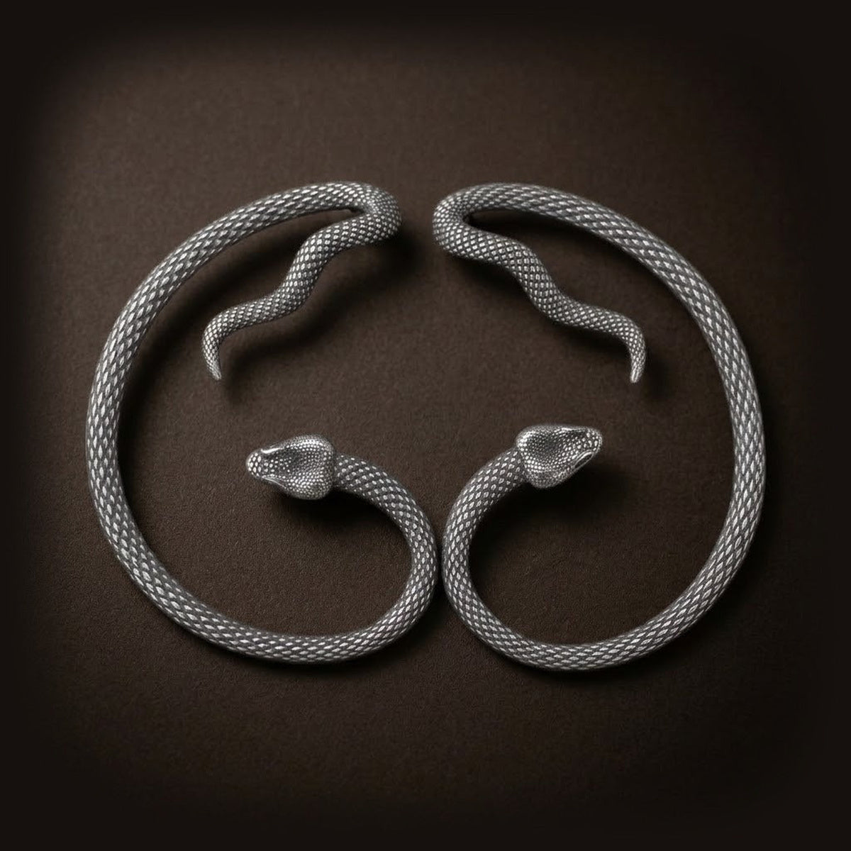Manchette d'oreille serpent en acier inoxydable enroulé en anneau presque fermé, écailles gravées