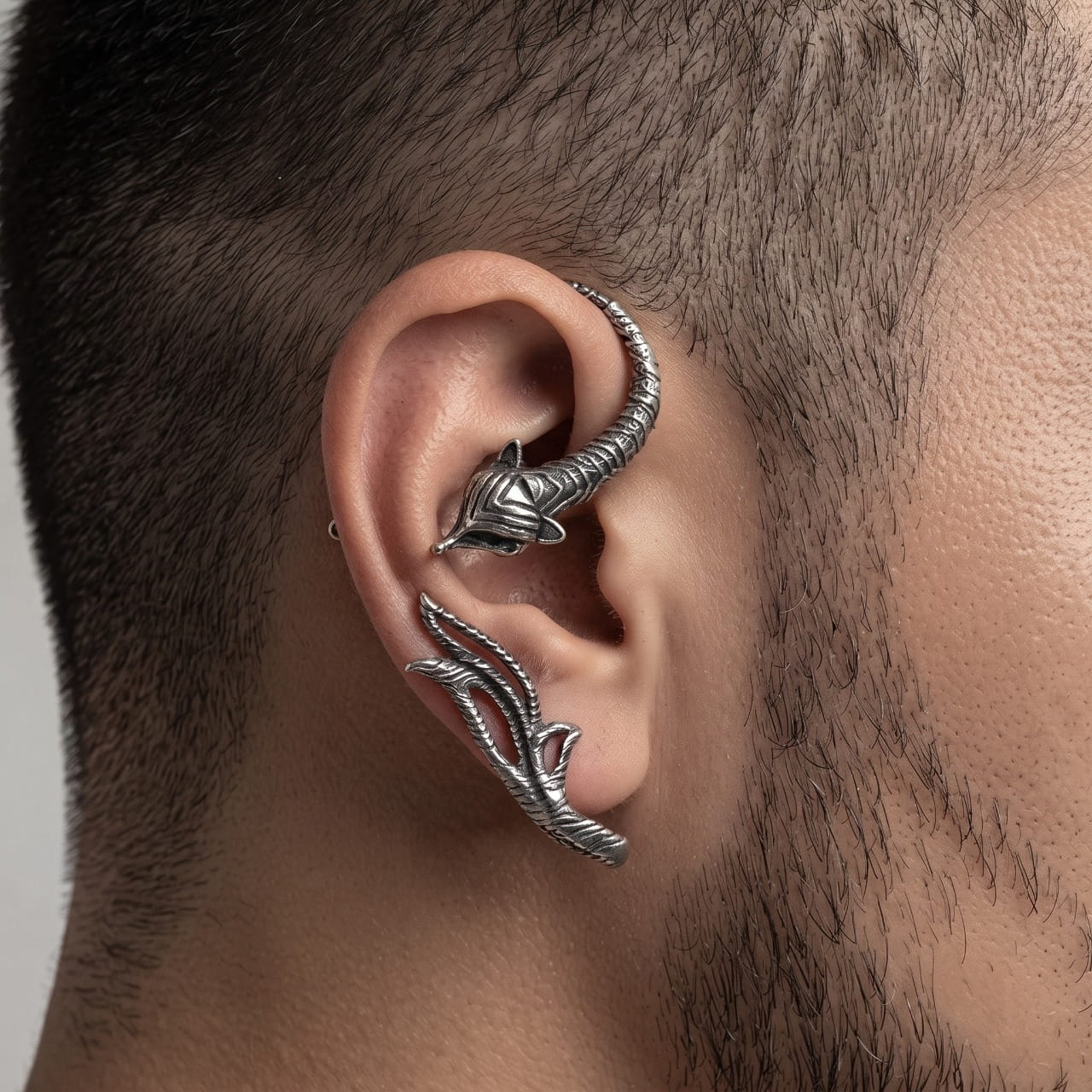 Manchette d'oreille renard en acier épousant le bord du cartilage, sans perçage