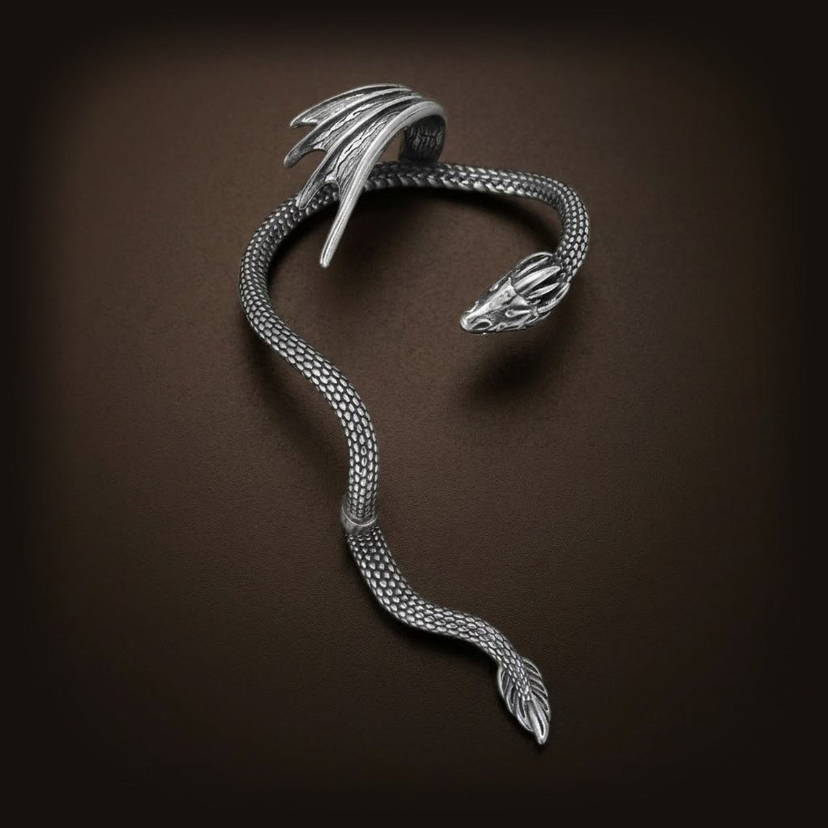 Manchette d'oreille serpent ailé en acier inoxydable, corps écaillé sur toute la longueur et ailes déployées au sommet
