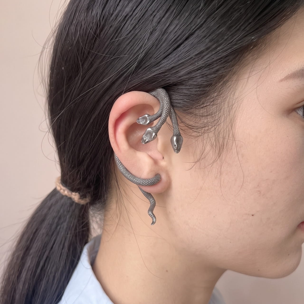 Manchette d'oreille serpent enroulé en acier épousant le contour de l'oreille, sans perçage