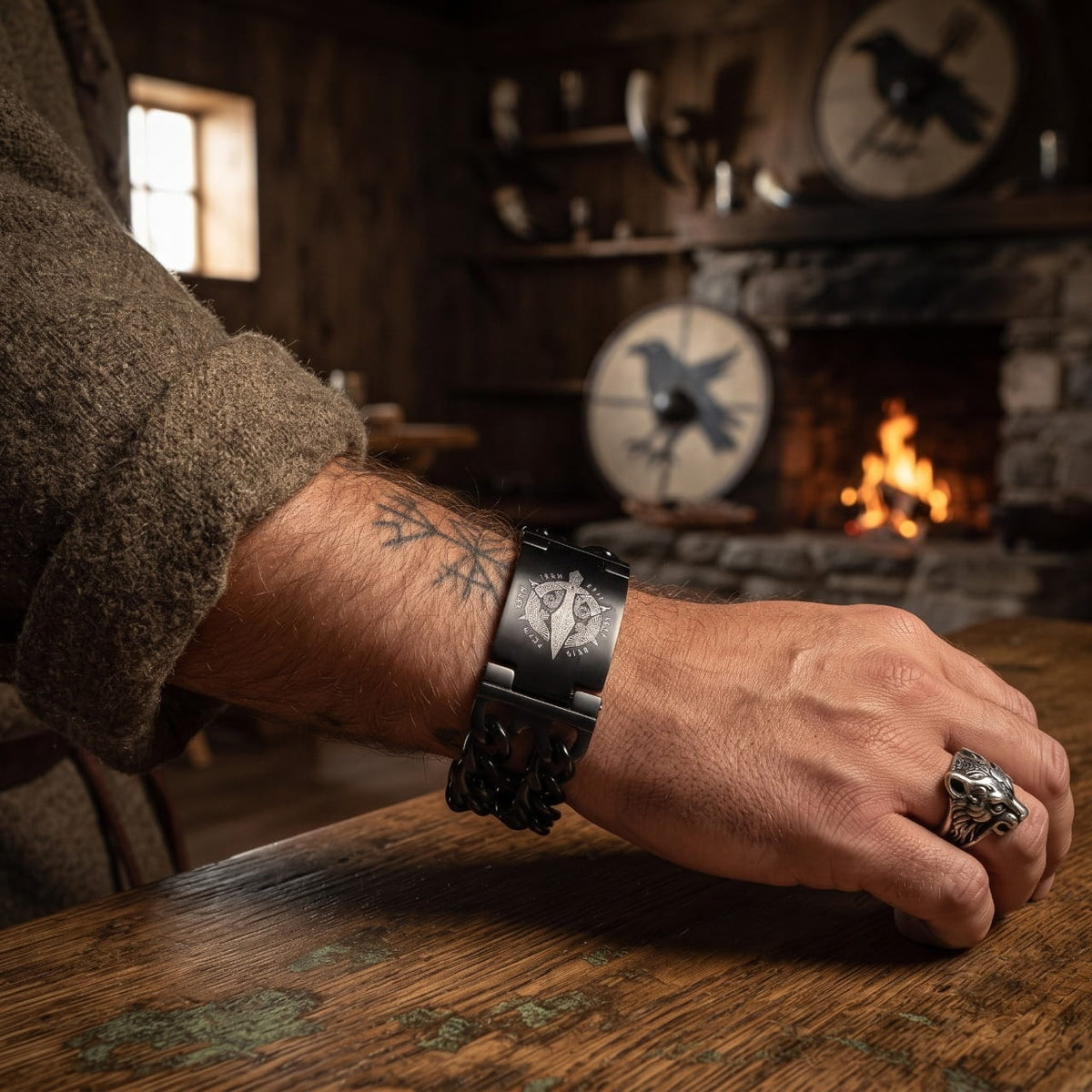 Manchette viking large en cuir et acier à plaque gravée de runes, portée au poignet