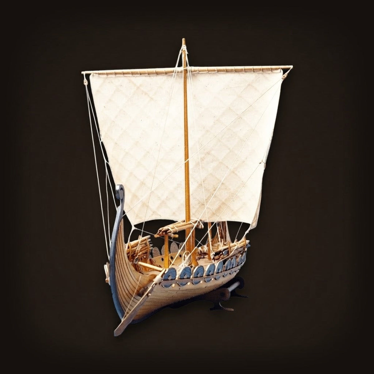 Détail de la coque et des boucliers d'un navire viking en bois, décoration nordique artisanale.