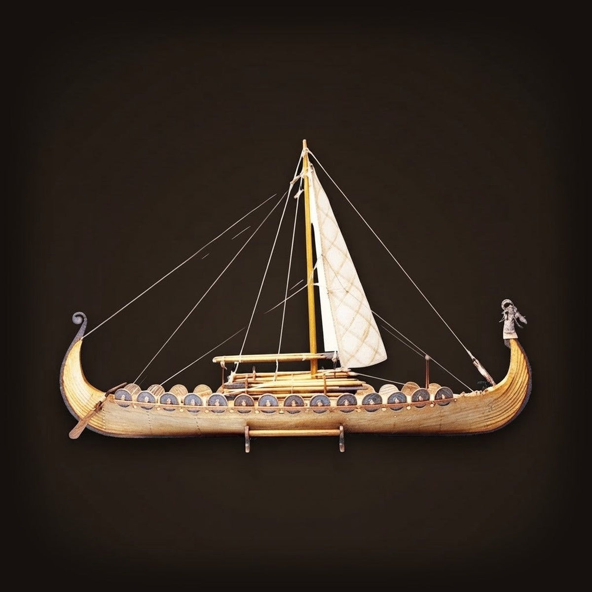 Maquette de bateau viking en bois à l'échelle 1/50, objet de décoration historique pour passionnés.