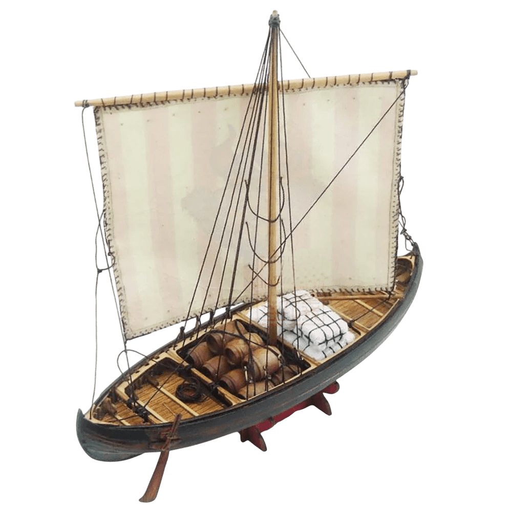 Vue plongeante sur le pont d'une maquette de drakkar viking en bois montrant les tonneaux et ballots de cargaison, élément de décoration viking de précision
