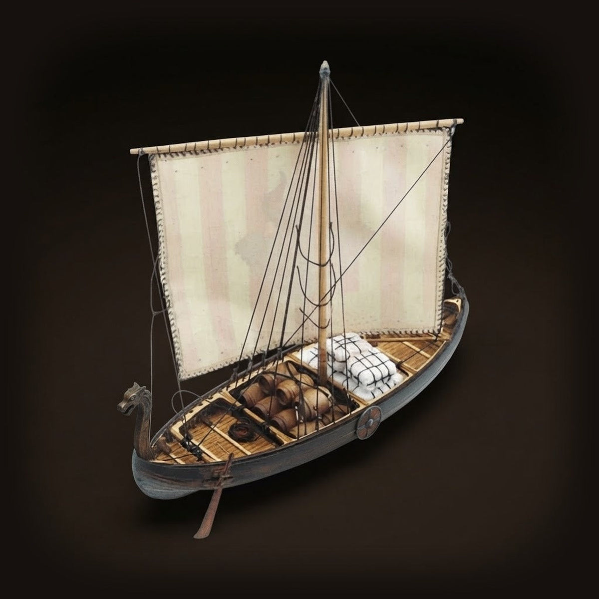 Vue plongeante sur le pont d'une maquette de drakkar viking en bois montrant les tonneaux et ballots de cargaison, élément de décoration viking de précision