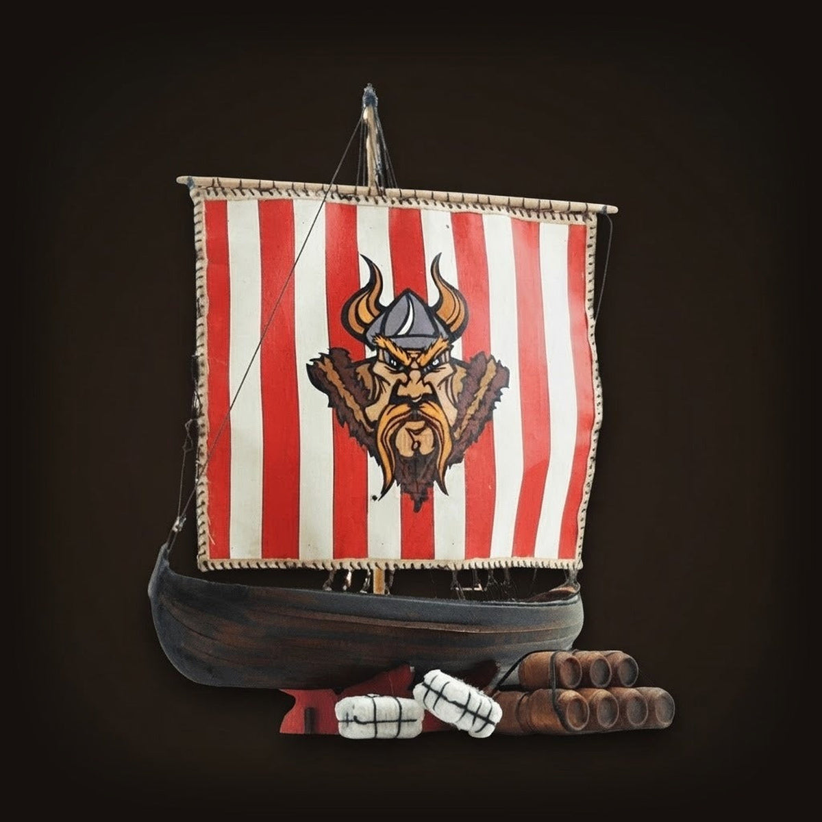 Détail du gréement et de la structure intérieure d'un navire viking en bois à l'échelle 1/72, objet de décoration viking idéal pour collectionneur.