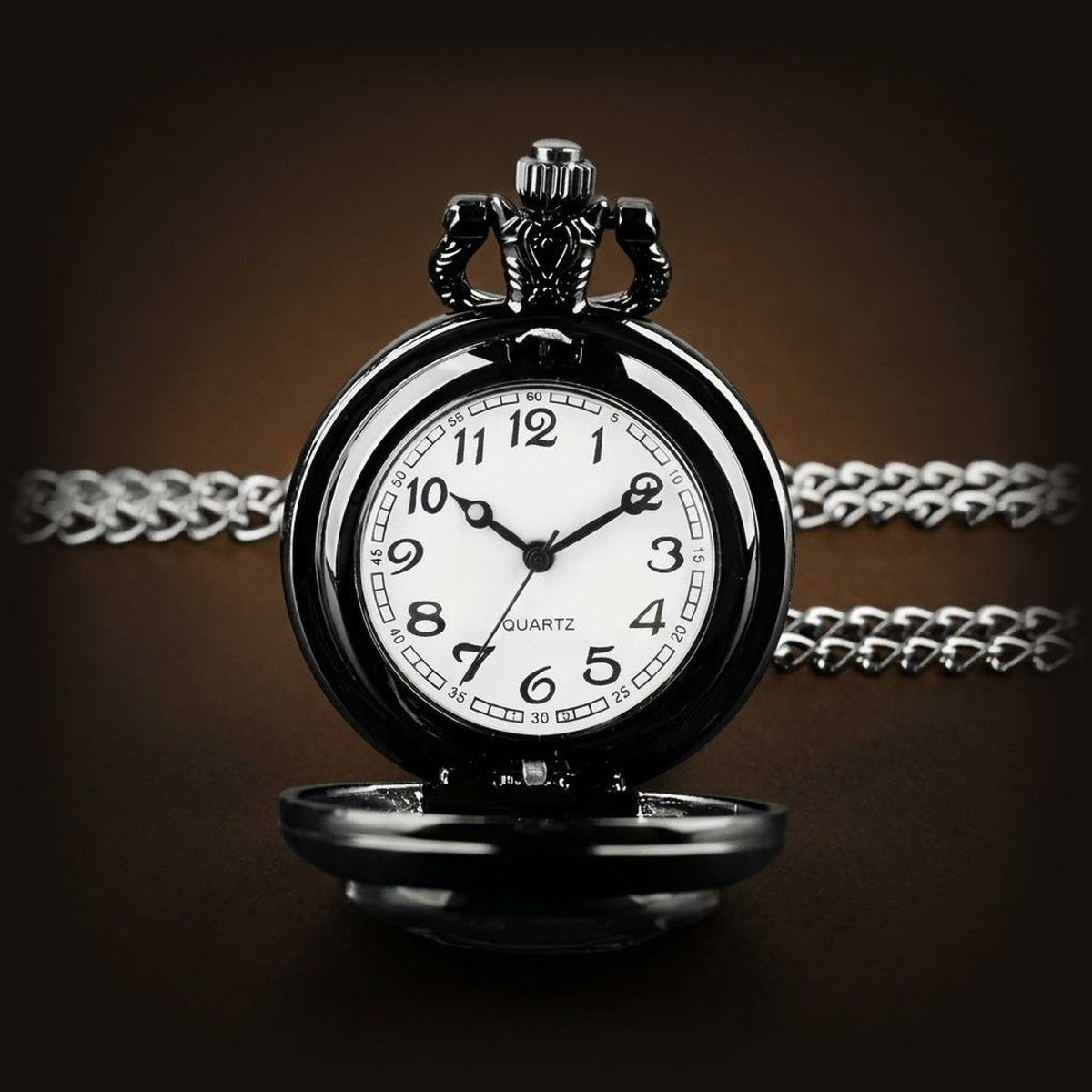 Montre à gousset viking ouverte, boîtier noir et cadran blanc à chiffres arabes noirs