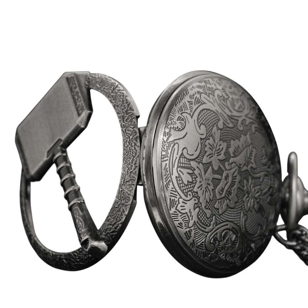 Détail du dos gravé d'une montre à gousset viking avec motifs d'entrelacs et volutes florales.