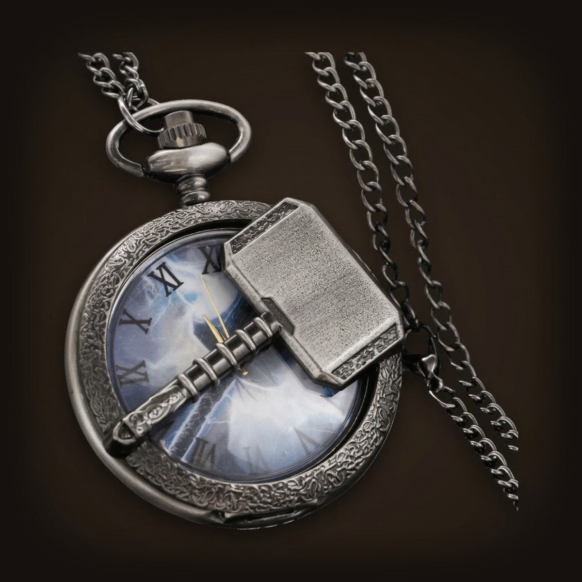 Montre à gousset viking fermée avec sculpture du marteau de Thor Mjölnir sur le clapet en acier antique.
