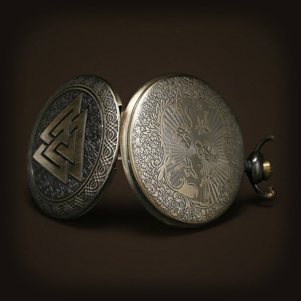 Vue de profil d'une montre gousset viking ouverte montrant les gravures détaillées sur le revers.