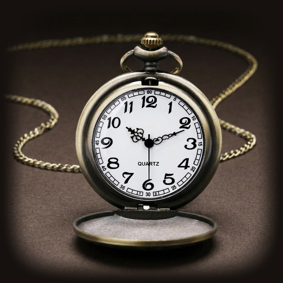 Intérieur d'une montre à gousset viking avec cadran blanc et chiffres arabes noirs sur fond de chaîne bronze.