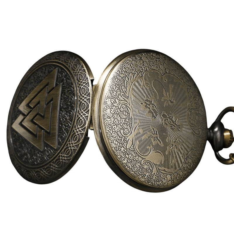 Vue de profil d'une montre gousset viking ouverte montrant les gravures détaillées sur le revers.