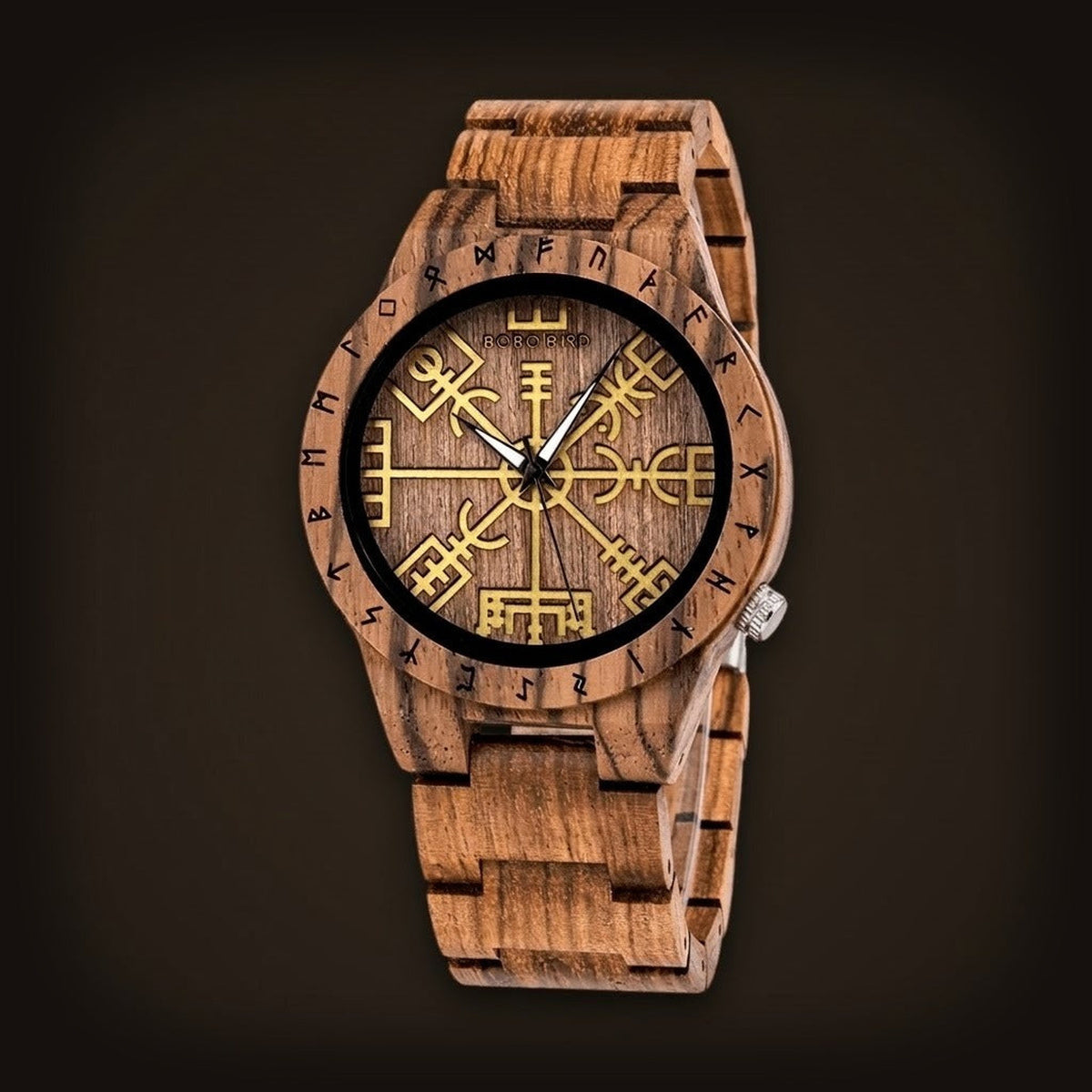 Montre Viking en bois clair naturel avec cadran en bois gravé du symbole Vegvisir doré et runes. Modèle L'Éclaireur Nordique.
