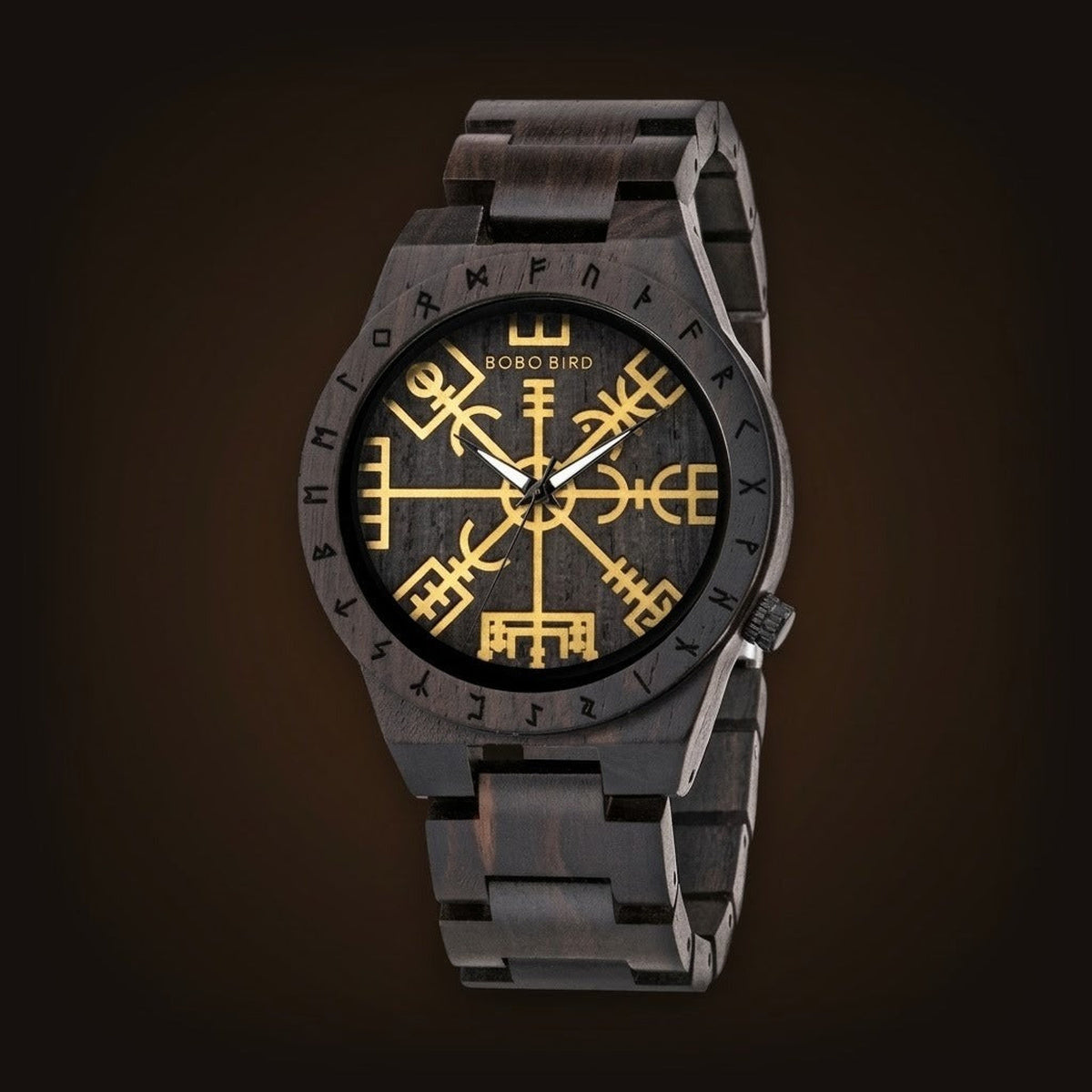 Montre Viking en bois sombre avec cadran sombre et lunette gravée de runes. Vegvísir doré à huit branches aux terminaisons toutes différentes, la boussole qui guide son porteur.