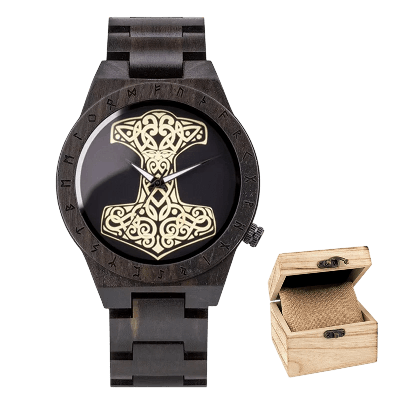 Montre viking pour homme en bois de santal noir avec cadran Marteau de Thor doré et lunette runique à côté de son coffret.