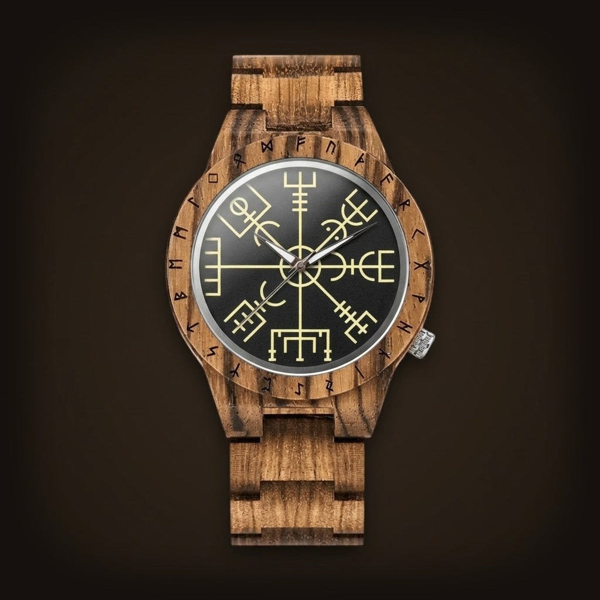 Montre viking en bois zébré, cadran noir orné du Vegvísir doré, lunette gravée de runes