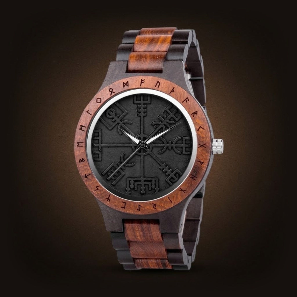 Montre Viking bicolore en bois rouge et noir. Cadran noir avec le symbole de la boussole Vegvisir en relief noir mat. Modèle Le Souffle de Muspelheim.
